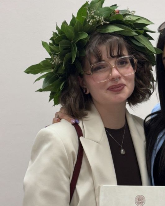 Chiara Maccaglia il giorno della laurea, con corona d'alloro