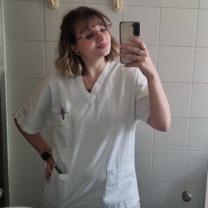 Chiara Maccaglia con il camice da lavoro in ambito ospedaliero